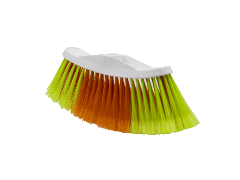 Escoba tipo zulia de nylon cerdas suaves, mango de madera.